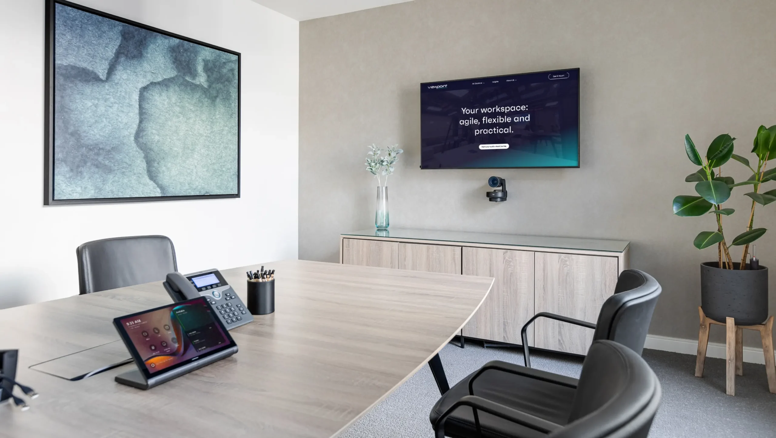 Meeting room with screen and controller